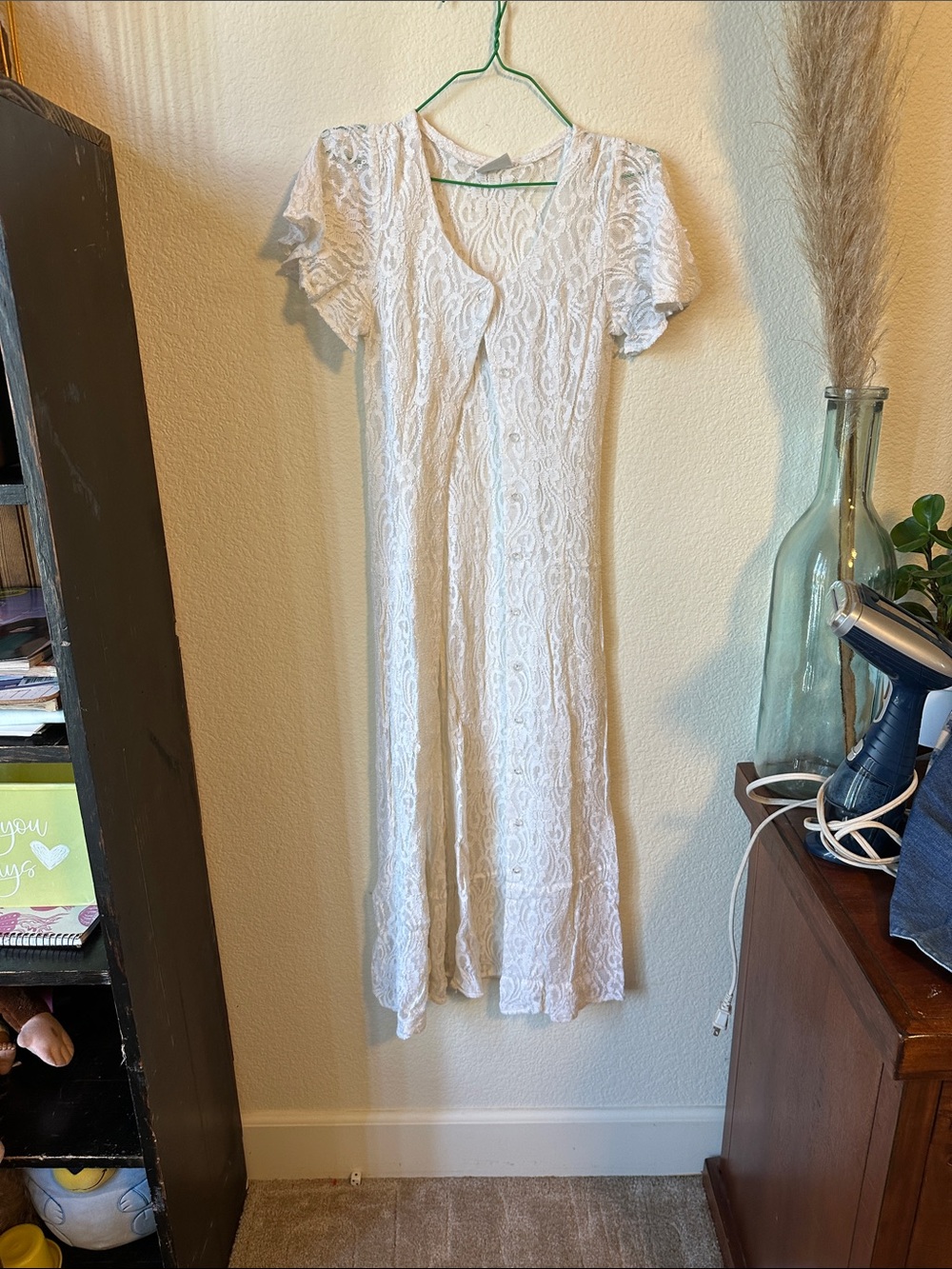 VINTAGE White Lace Maxi Dress with V-Neck and Flutter Sleeves